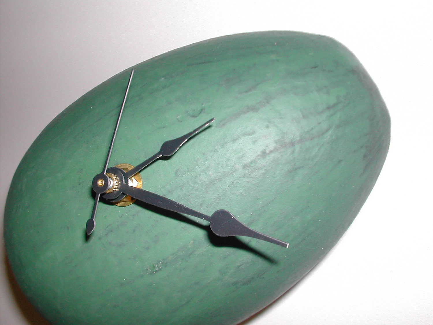İlginç Yeşil yumurta saat                         Tasarım : Woodstock Clocks  