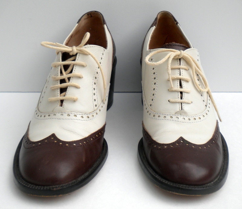 Sz 8 Vintage brown and white leather lace up platform shoes.